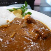 オールデイダイニング リモネ(リーガロイヤルホテル大阪) - ビーフカレー2000円味は最高ホテルの味。さすがに価格的に肉は少なめです。