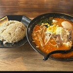ラーメンともや+Plus みやこ店 - 辛みそラーメン(ニンニク多め)
                                煮玉子トッピング
                                半チャーハンセット