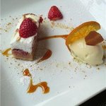 フランス食堂 フーヴェール - イチゴ＆メレンゲのタルト（自家製バニラアイス添え）