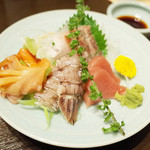 藤吉 - 本日のおまかせ竹(3000円・外税)のお刺身。赤貝、シャコ、真鯛、マグロ