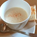 カフェ スレット - カリフラワーポタージュとパプリカオイルのパン