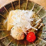 心技体酒場 - ちゃんこ出汁のつくね。おしゃれに煮物。滋味深くておいしい。プチトマトがおつゆを吸って甘くてジュワッとして良き。