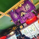 心技体酒場 - 不思議なゲームの中みたいなお相撲さんコンセプト。シャンデリアの昭和感と、サイバー空間のお相撲さん、あちこち面白いです