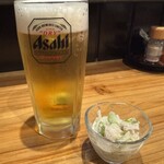 鶏屋 香車 - 生ビールとお通し セロリと鶏皮のマヨネーズ和え