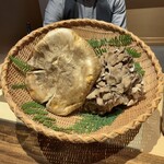 温石 - 左 オオモミタケ  右 舞茸