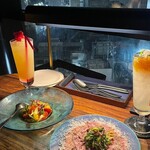 渋谷 Blue bird - 左 【旬の果実とチェリートマトの力プレーゼ】　　　　　　　　　　右【黒毛和牛のカルパッチョ】