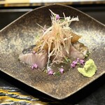 炉端割烹 炭なじ - 先程のサワラがこんなふうに出て来ます。