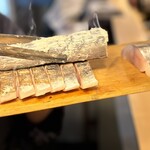 炉端割烹 炭なじ - サワラ(鰆)の皮を備長炭で直焼　堪らん！