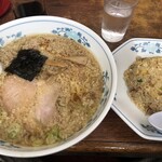 さむらい - 料理写真:ラーメン（醤油）、半チャーハン