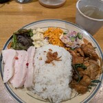 CHALO - ハーフ＆ハーフ(カオマンガイ＆週替わりメニュー 三杯鶏※サンペイジー)1,200円✨️バジル香る鶏肉の醤油炒めは10月上旬の週替わり♪ご飯にとっても合う醤油味！副菜も彩りと歯応えがあって美味しいです。