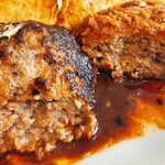 洋食 みやもと - 断面みてもハンバーグはギュッとしてます