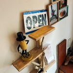 洋食 みやもと - 入口すぐ