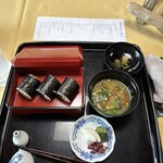 出羽屋 - とびたけご飯、ナメコ味噌汁、漬物