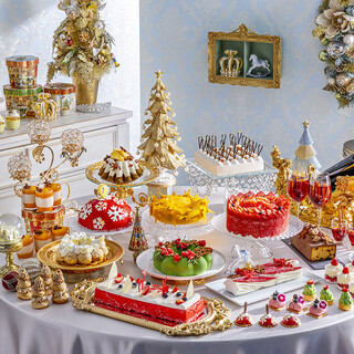 芸術性の高いデザートが並ぶスイーツビュッフェ