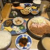 食堂でべこ。