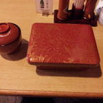 八ツ目や にしむら - 鰻重(蓋を閉じた状態)