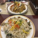 インド料理 ナジィル - 手前　季節の野菜プラオ
                                奥　チキンビリヤニ