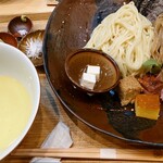 飯田商店 - 醤油つけ麺(麺少なめ)。