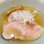 飯田商店 - 塩らぁ麺(麺少なめ)。