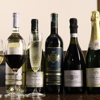 世界各国のワインや自然派ワイン30種以上。限定イベントも開催