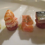 レ・ストゥディ - エビ・かにマヨネーズのピンチョ、サーモンのマリネ、コカ デ レカプテ
      