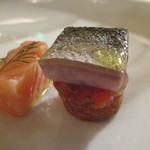 レ・ストゥディ - サーモンのマリネ、コカ デ レカプテ
      
