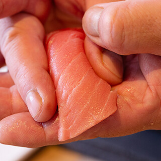 旬の恵みを一貫に込めた本格鮨。厳選魚介と赤酢の調和を味わう