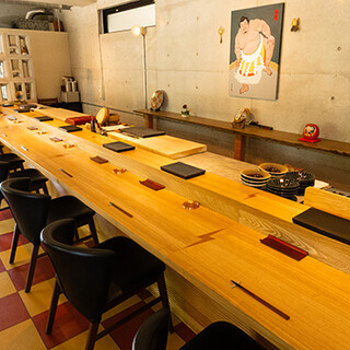 8席限定カウンター。会話も弾む居心地の良いモダンな空間