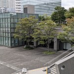 魚とめし - 月のひろばです  お店は左側の低めのビル1階、入口は木の奥です