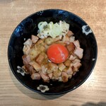 ラーメン 野良裏家 - 半たまごかけ肉ごはん300円