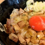 ラーメン 野良裏家 - 半たまごかけ肉ごはんアップ