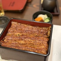 入谷鬼子母神門前のだや - 手前はねっとりの「かねみつ(愛知県三河一色産)」、奥はふっくらの「未来(静岡県浜名湖産)