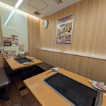 鶴橋風月 - B1階のこちらの席へ案内されました