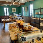 パン処 山奥 - 店内は広いです。