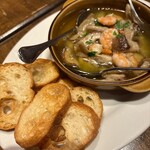 トラットリア ラ・カンパァーナ - 季節のアヒージョ（海老とキノコ）