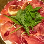 トラットリア ラ・カンパァーナ - 生ハムのルコラ添え（大、イチジクを＋300円で追加）