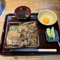 長者町 焼肉 輪心 - すき焼き重（卵黄付き）