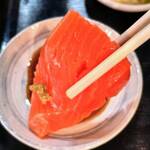 魚笑 - サ－モンの刺身（アップ）