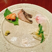 島おでん MIKE 神戸店 - 鰆は提供前に、炭で皮目を焼いてくれます！