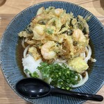 おのうどん - かき揚げの大きさが分かるようにスプーンを置いた