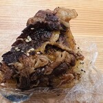 ごちそう焼むすび おにまる - 焦がし醤油の牛しぐれ焼きむすび