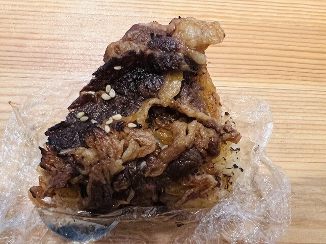 焦がし醤油の牛しぐれ焼きむすび』by 丸太丸太 : ごちそう焼むすび お