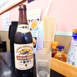 味楽 - キンキンに冷えた"瓶"と"コップ"。