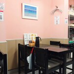 味楽 - 店内は、二人掛けと四人掛けのテーブル席のみです。