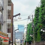 味楽 - "医大通り"から臨む"歌舞伎町タワー"。