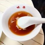 味楽 - ラーメンの旨さを確信させる、醤油味中華スープ。
