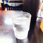 味楽 - 着席後すぐに提供してくれる、冷たいお水。