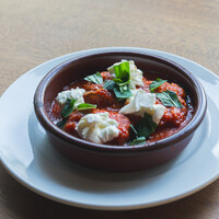 パンチェッタで巻いたズッキーニのロースト、マスカルポーネとトマトソース