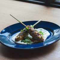 チキンケフタ、レモンヨーグルトソース