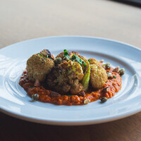 カリフラワーステーキ、ロメスコソースとフライドケッパー